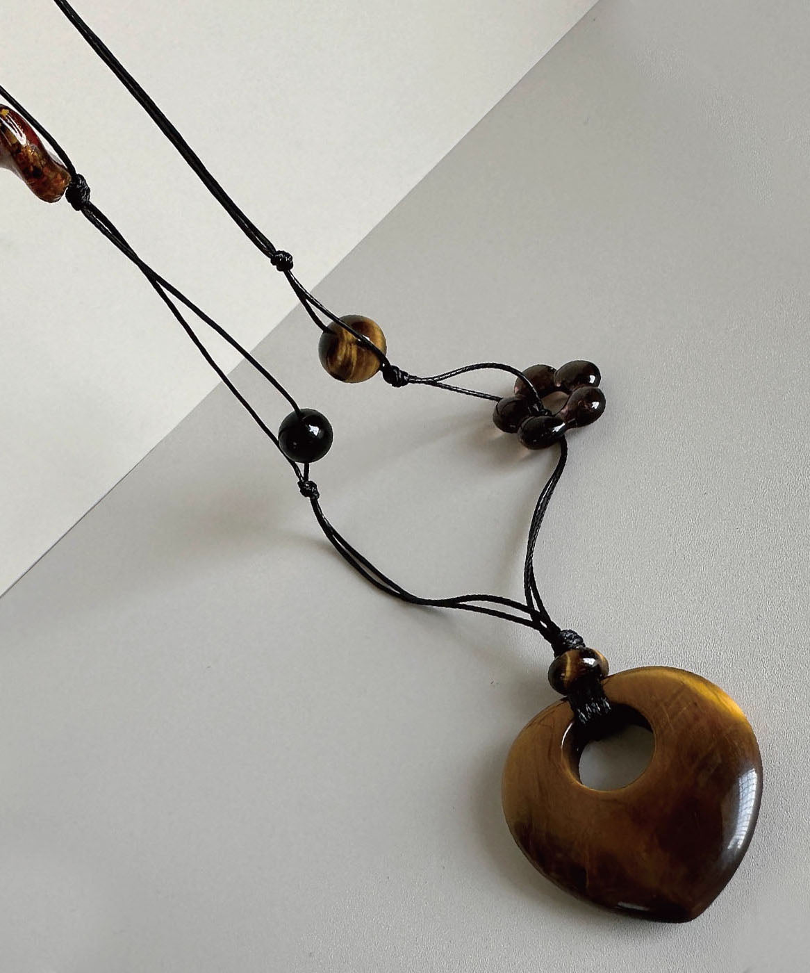 Dames Lange Ketting Met Uitgeholde Edelsteen Hanger 3