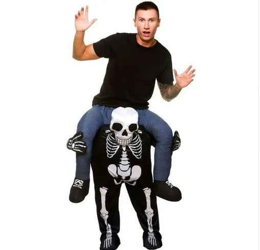 Grappig Halloween Kostuum Op de Schouders van een Vriend 11