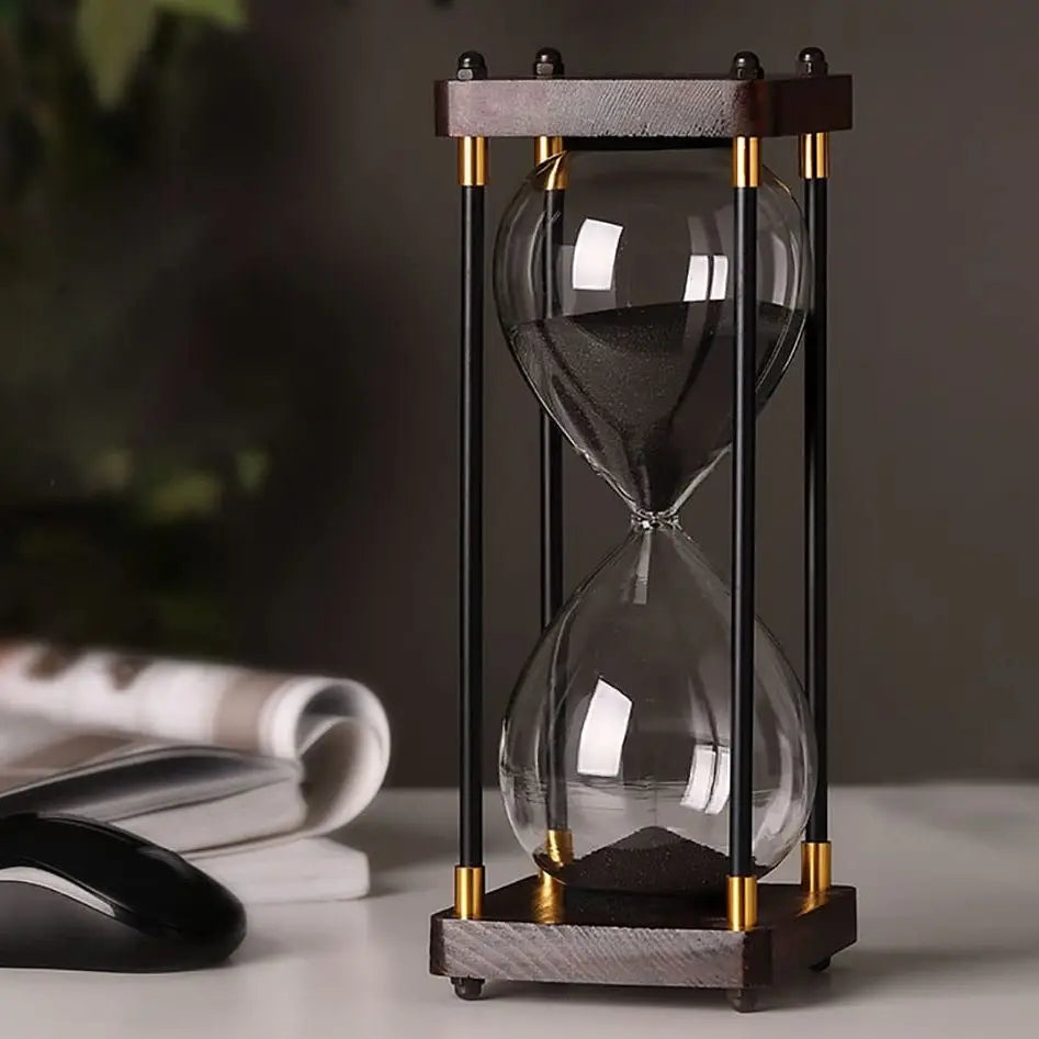 Moderne Zandloper van Hout en Glas met Gouden Accenten 1