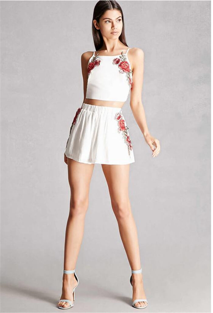 Set met geborduurde crop top en short met bloemen