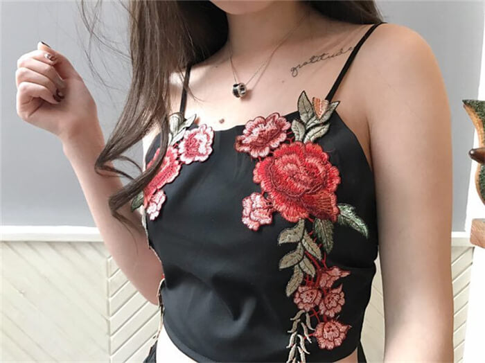 Set met geborduurde crop top en short met bloemen