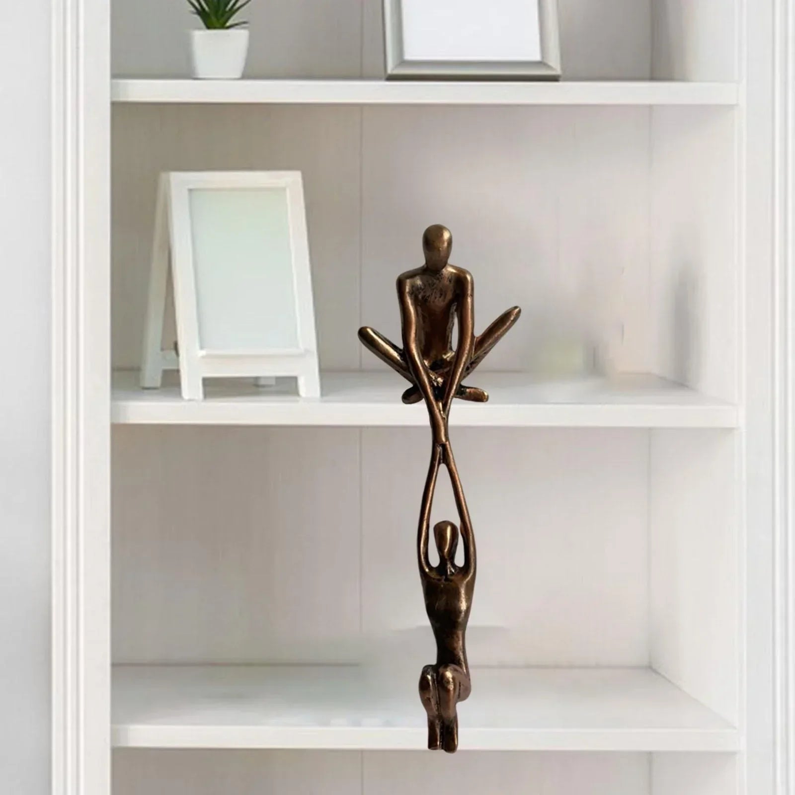 Beeldje Liefde en Kracht Sculptuur Kunsthars Interieurdecoratie 2