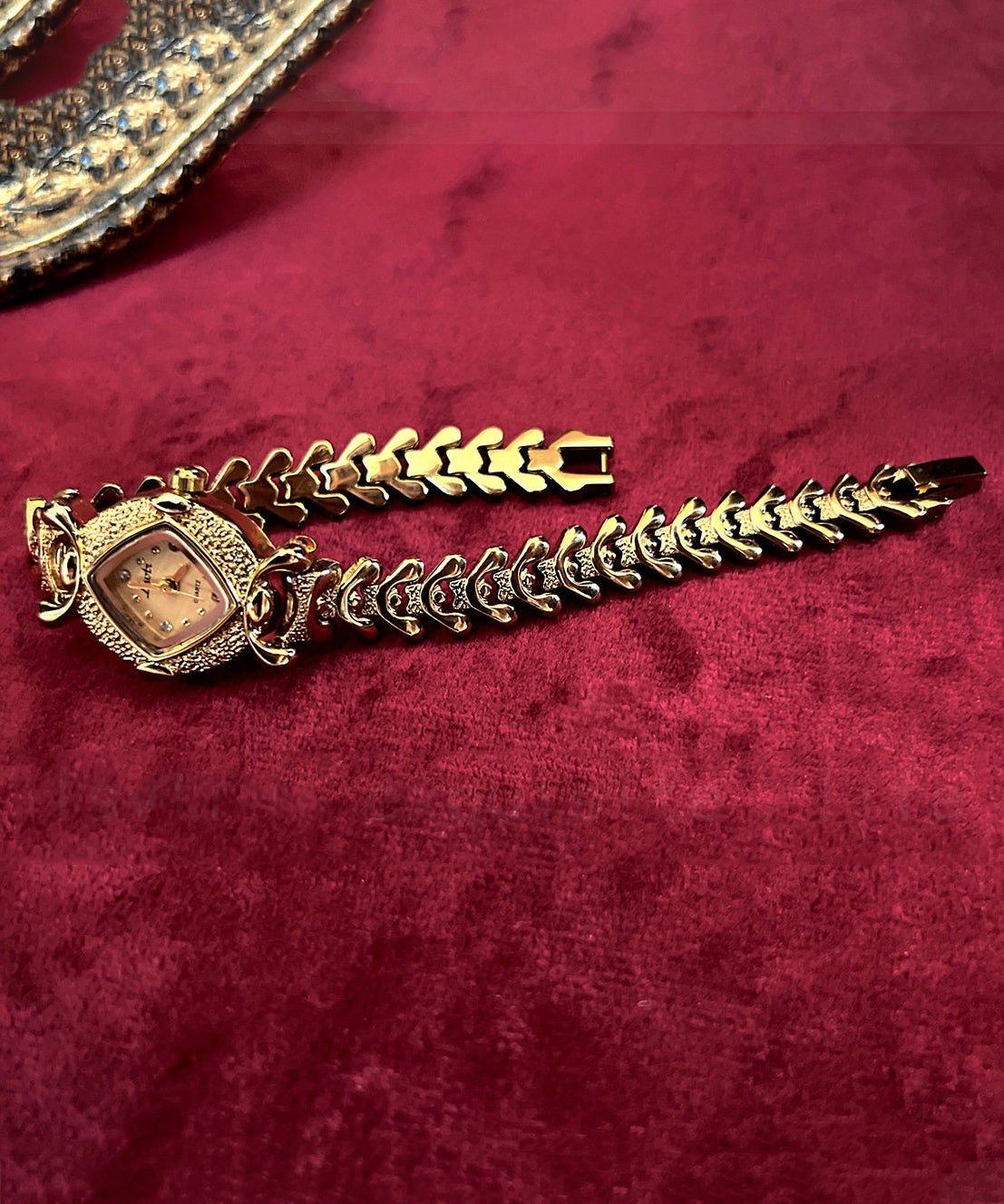 Dames Horloge Goudkleurig Met Zirkoon Accenten Tijdloos Design 1