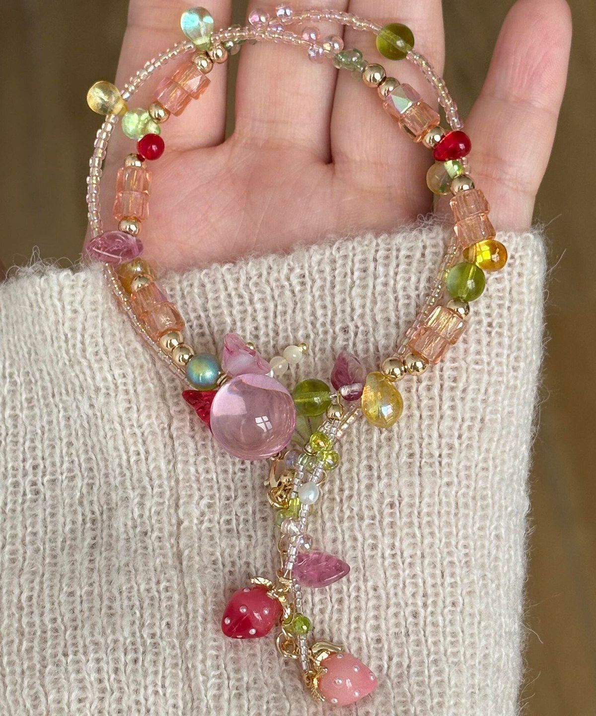 Dames Ketting Met Asymmetrische Kralen En Aardbei Hanger 3