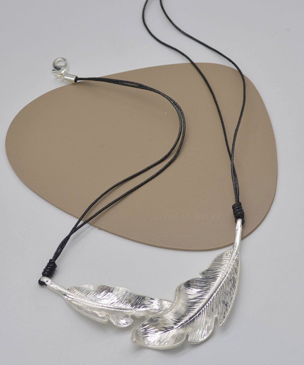 Dames Ketting Met Metalen Veer Hanger en Leren Touw 3