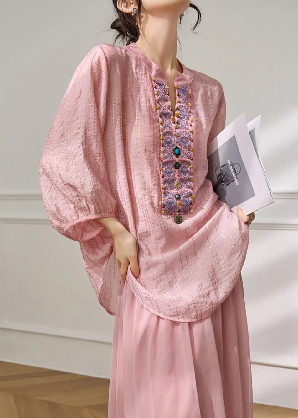 Damesblouse met lantaarnmouwen en decoratieve kralen 1