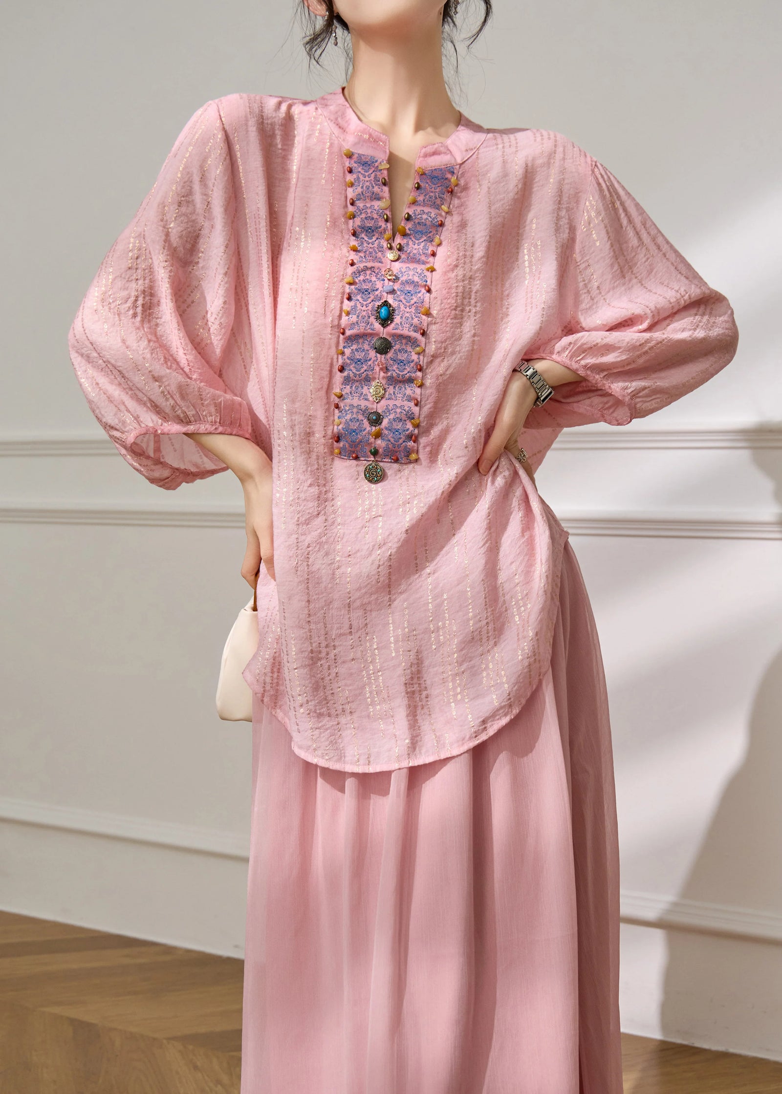 Damesblouse met lantaarnmouwen en decoratieve kralen 2
