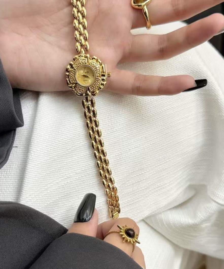 Dameshorloge met metalen ketting en uniek ontwerp 1