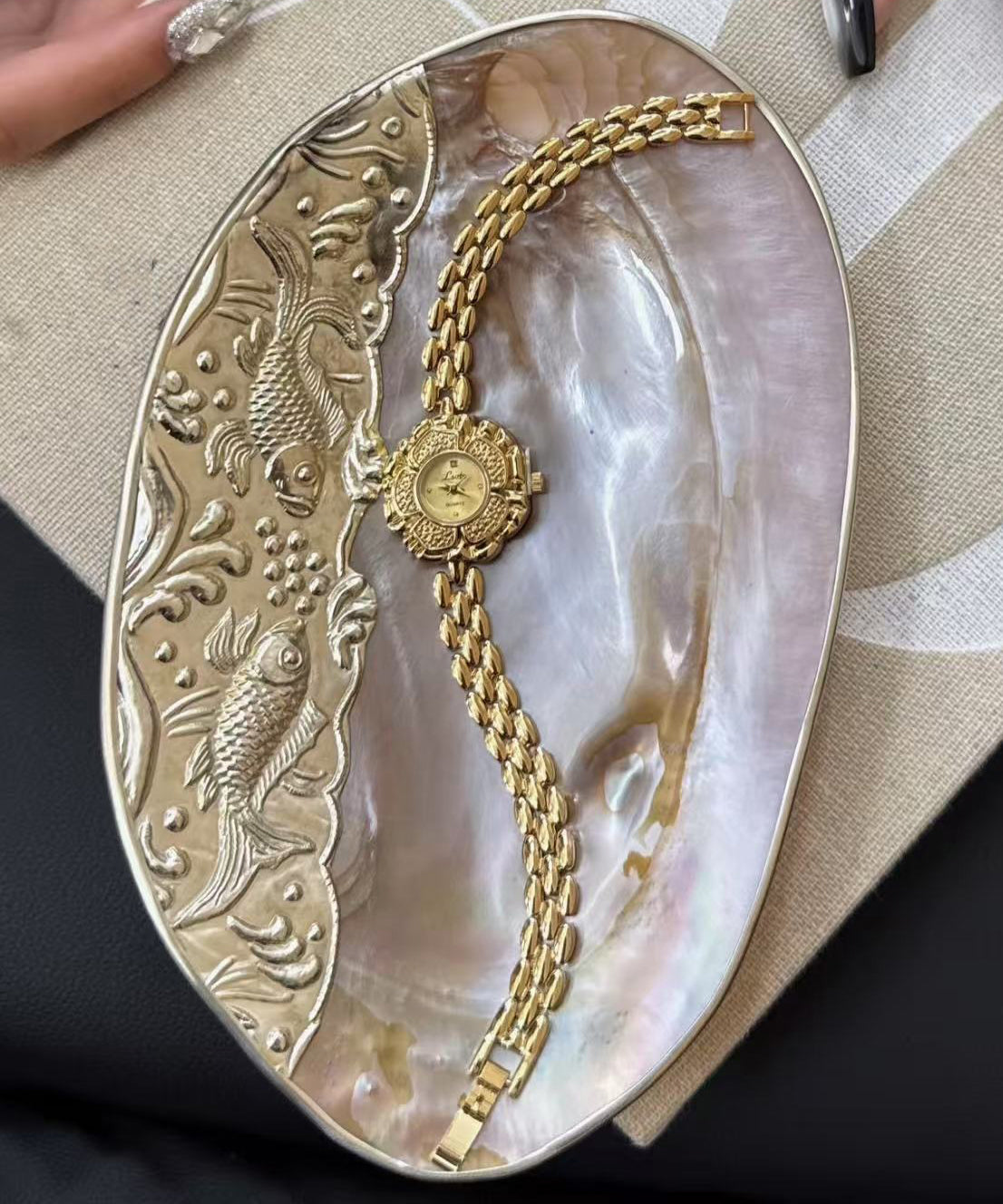 Dameshorloge met metalen ketting en uniek ontwerp 2