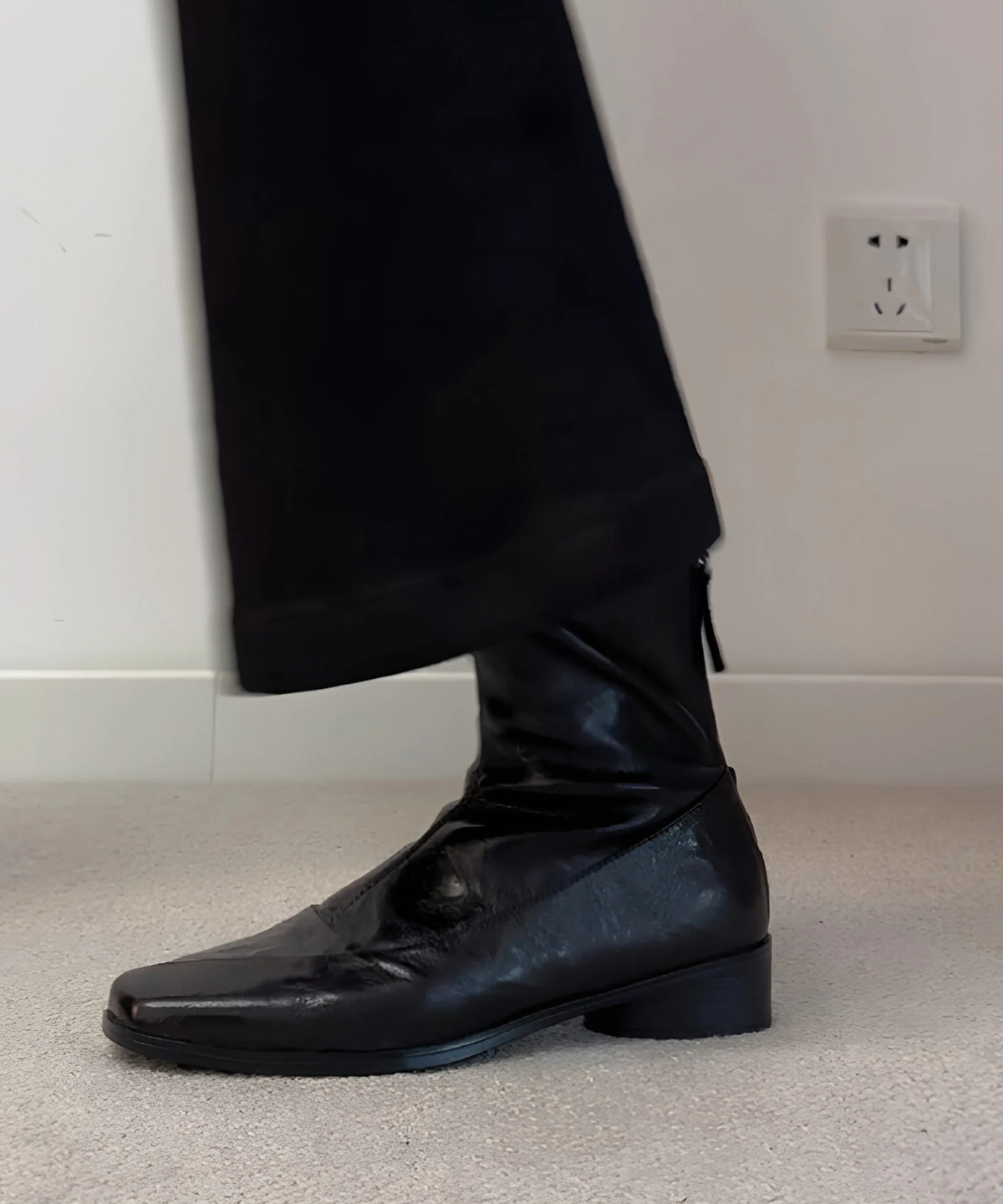 Dameslaarzen met vierkante neus en artistieke details 3