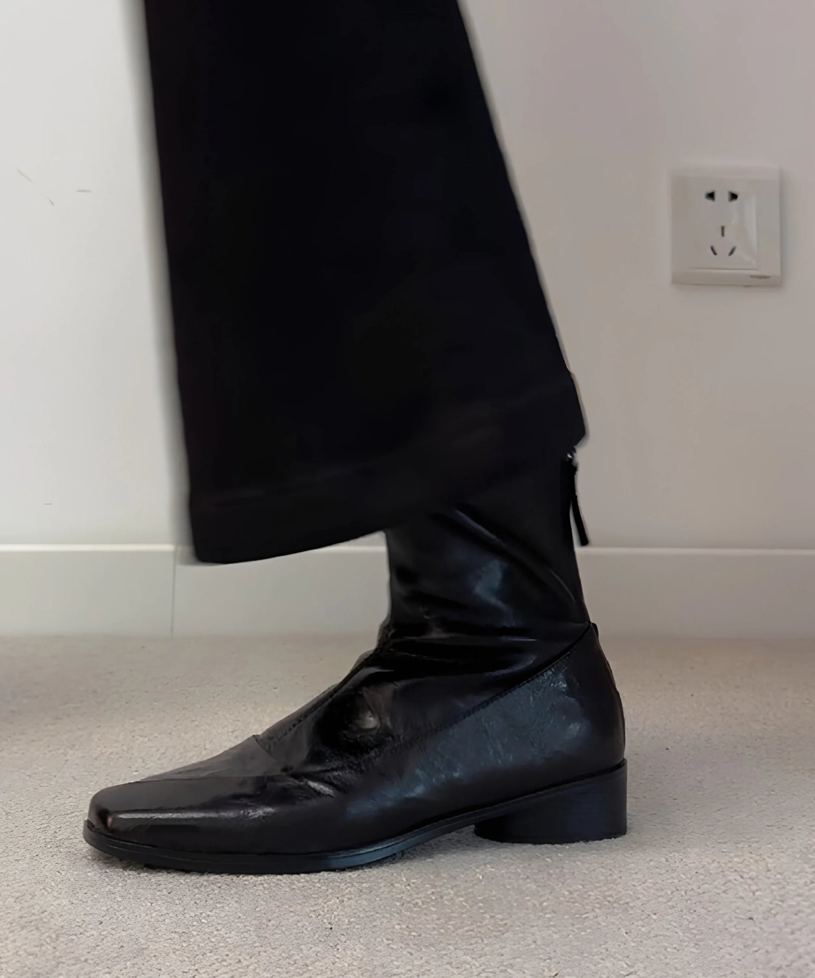 Dameslaarzen met vierkante neus en artistieke details 3