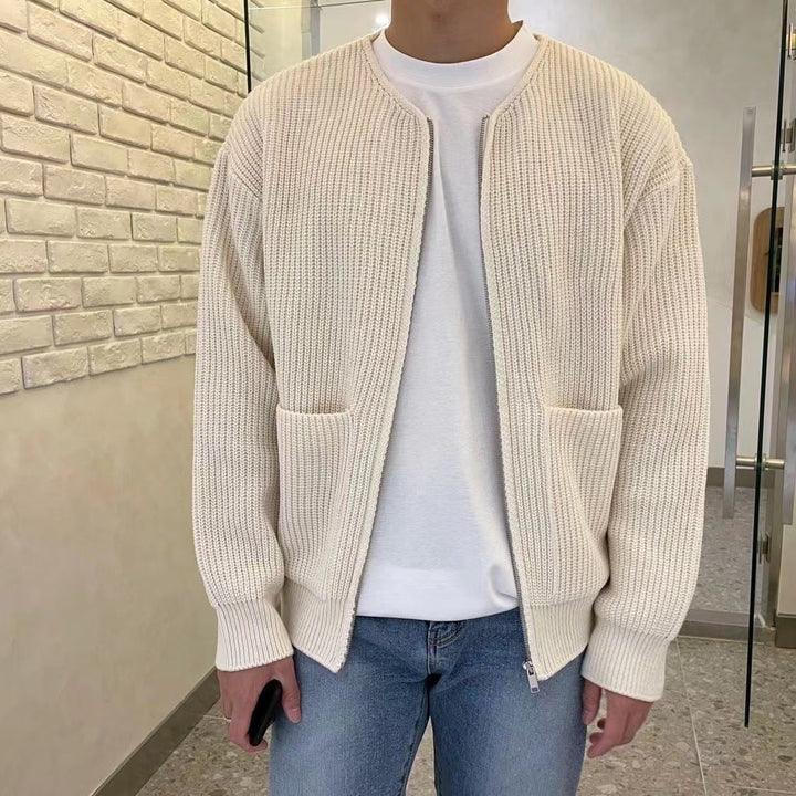 https://cdn.shopify.com/s/files/1/0938/2382/8293/files/Herren_Strickjacke_Modernes_Design_Bequem_Hochwertige_Materialien_4.jpg