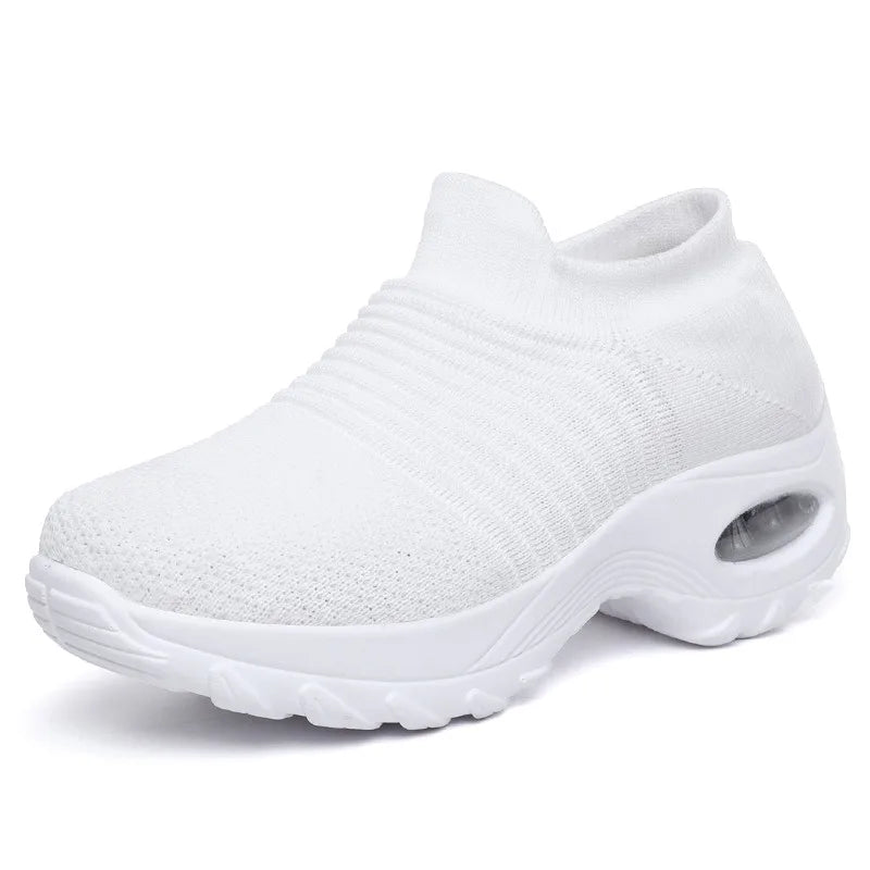Therapeutische sneakers voor dames met plateauzool in zwart, wit en rood. 10