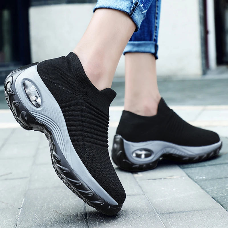 Therapeutische sneakers voor dames met plateauzool in zwart, wit en rood. 4