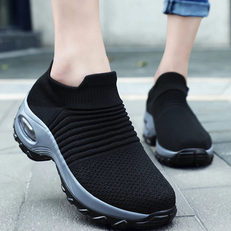 Therapeutische sneakers voor dames met plateauzool in zwart, wit en rood. 5
