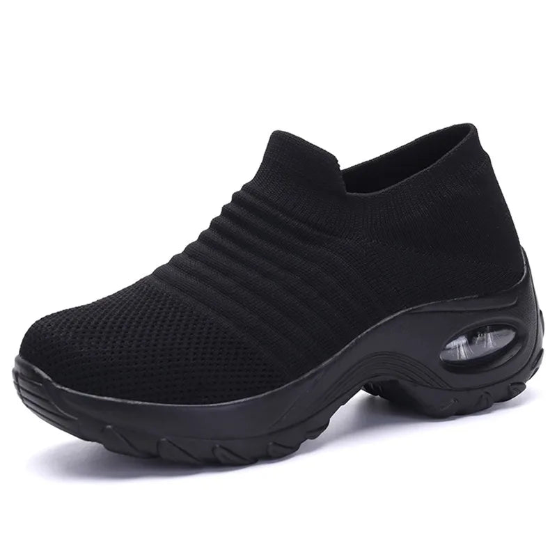 Therapeutische sneakers voor dames met plateauzool in zwart, wit en rood. 9