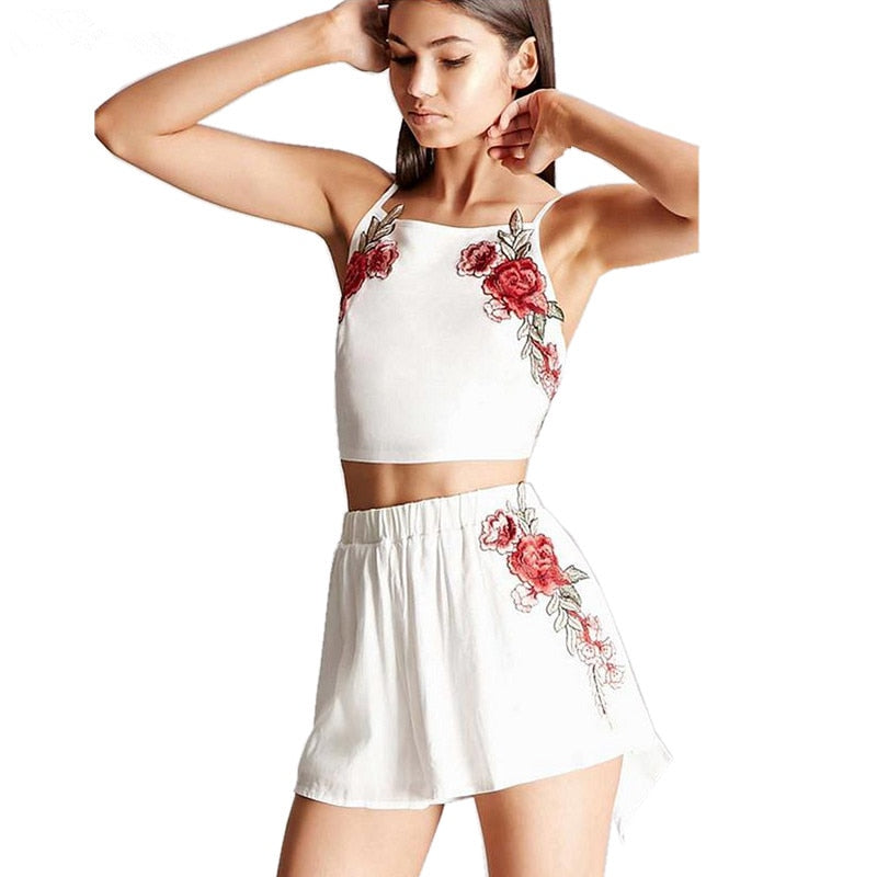 Set met geborduurde crop top en short met bloemen