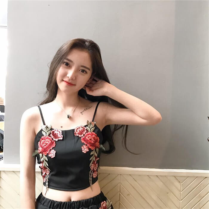 Set met geborduurde crop top en short met bloemen