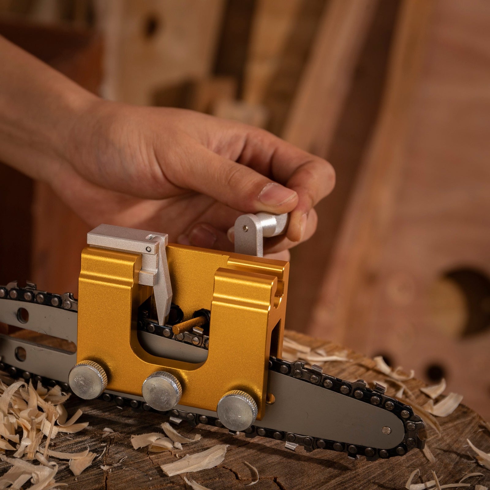 Draagbaar gereedschap voor kettingzaag-slijper