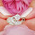 Engel's Omhelzing Ring