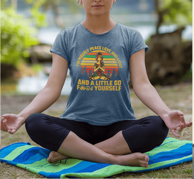 Ik ben meestal Vrede, Liefde en Licht en een beetje Go Yoga T-Shirt