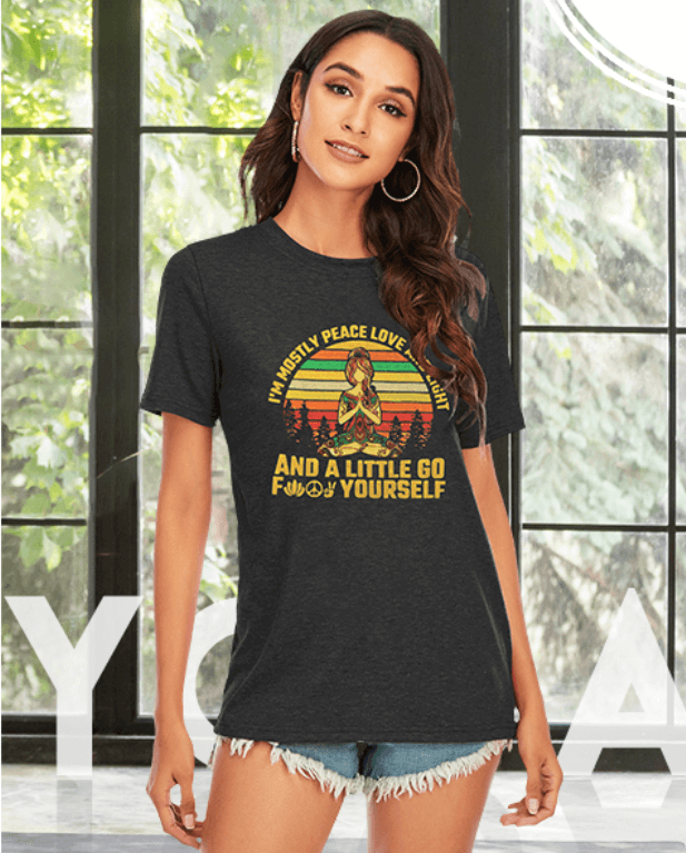 Ik ben meestal Vrede, Liefde en Licht en een beetje Go Yoga T-Shirt